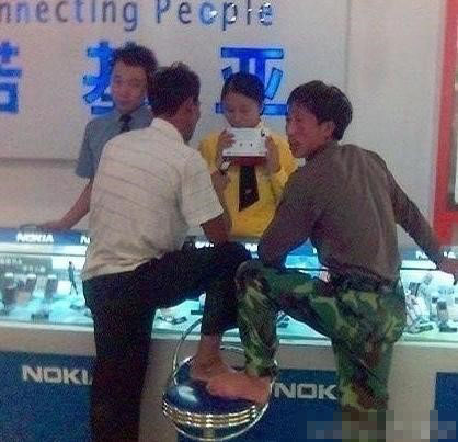 这凳子的作用一下就突显出来了