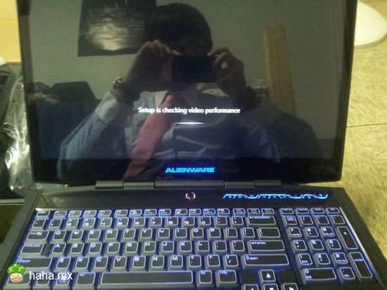 代购买的Alienware 18到货了，大屏幕看着就是爽，比原来Alienware 14大了一圈，外游戏太爽了，下午试玩了一下极品飞车18，特效全开竟然没有一丝卡顿，非常流畅，你们能想象一个游戏玩家这种痛快的感觉么，哈哈。