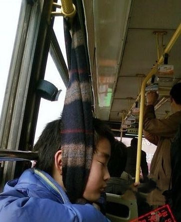 车上这样睡觉，有才啊