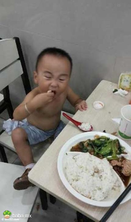 信息量超大------儿子问爸爸：“爸爸，为什么我没有弟弟妹妹呀？”<br/>正在看报纸的爸爸听后，气不打一处来<br/>咆哮道：“谁让你每天不早点睡？！”