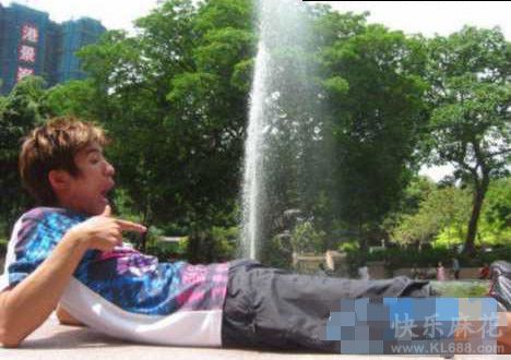 表情与动作配合得好巧妙哟