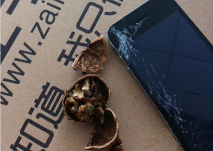 谁说iphone4可以砸核桃的？这下悲剧了！