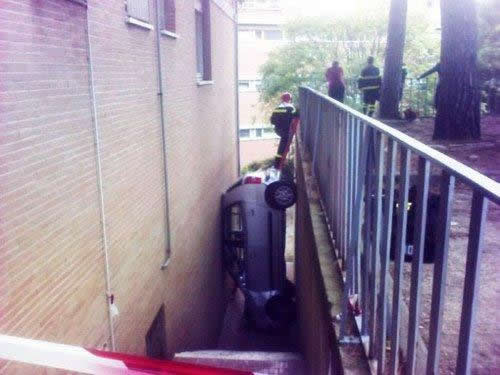 这货是怎么掉过去的