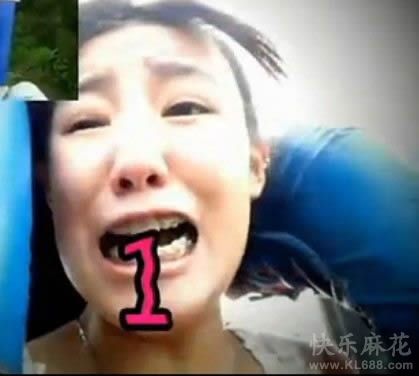 妹子坐过山车的夸张表情，笑死了