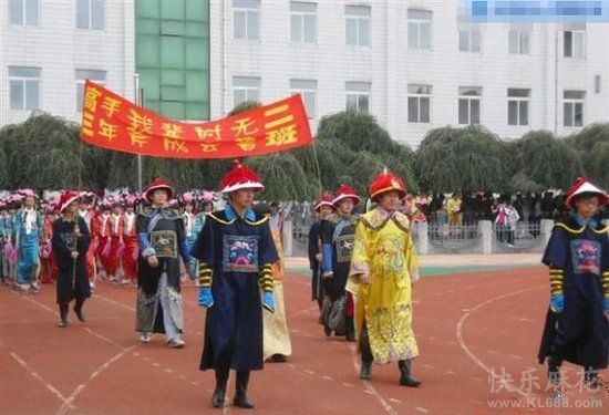 雷人的大学生毕业典礼装扮