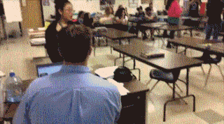 当老师发现学生打架时会怎样？