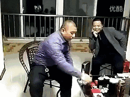 来来来，给爷点支烟