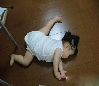 这睡姿未免太销魂了