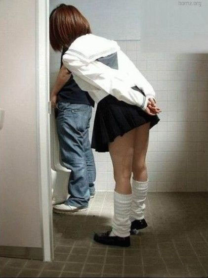 这女生也太胆大了盯着男生尿尿