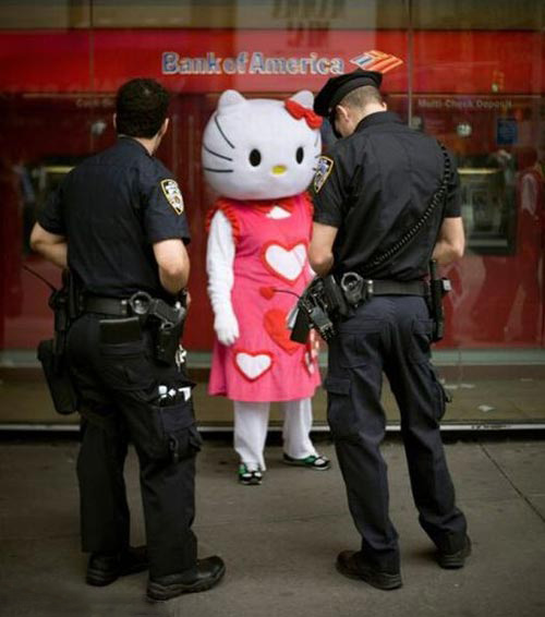 二位爷别吓我啊，虽然我扮hellokitty是有点丑