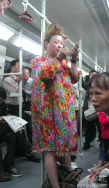 今早在地铁有出现一位神人。。。包租婆