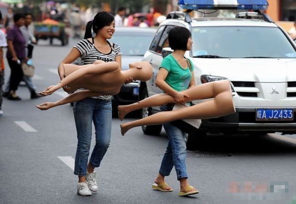 美女这样拿模特好吓人啊