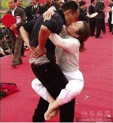 这大姐的接吻姿势也太销魂了吧
