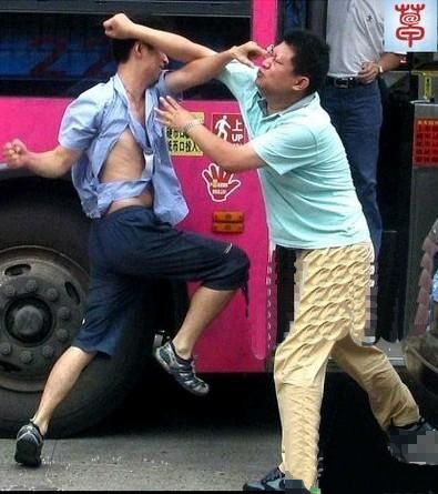 原来男人们也可以这样打架