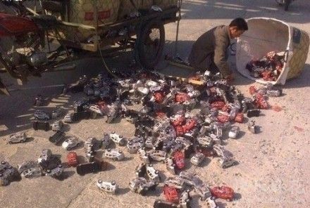 今日发生一起特大车祸，百多辆车翻车！场面十分混乱！竟无一人伤亡