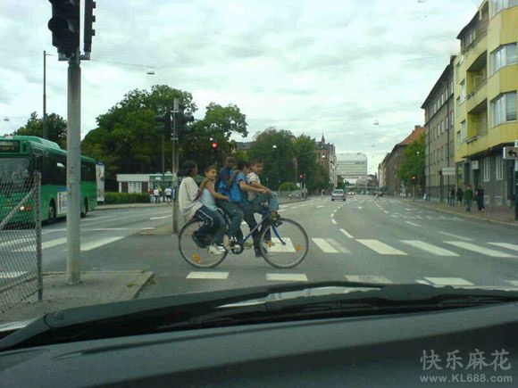 自行车可以这么骑，真想不到啊