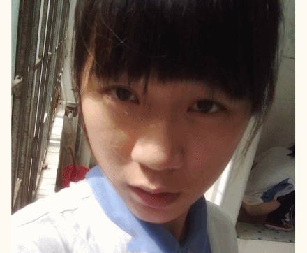 自拍的环境很重要！你让后面在拉屎的童鞋情何以堪~