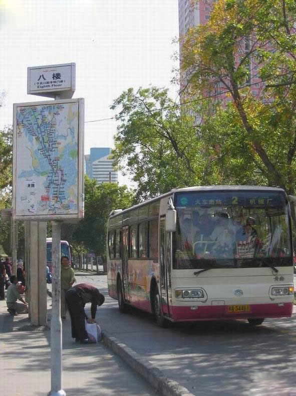 原来“停靠在八楼的二路汽车”是这么回事