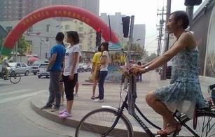这爷们穿裙子骑单车太拉风了