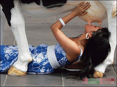 美女最强悍的喝奶方式你见过吗