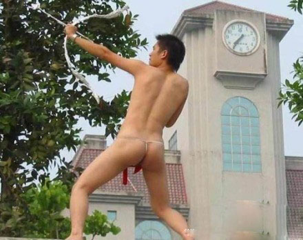 模仿雕塑也找个穿了衣服的嘛