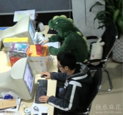 每个人都有一个很二的同事