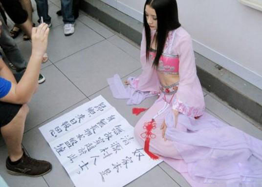 上海地铁站惊现“穿越女”
