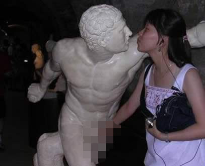 这年头美女动作也疯狂