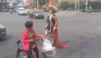 你居然还拍照，还我披风！！