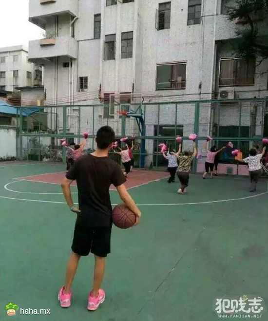 把鞋子脱下来拿手上一起跳啊，反正颜色都一样。
