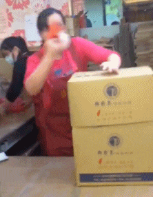 大妈最后那眼神碉堡了，真霸气！！！